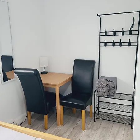 Roomz-Gatwick-London-Airport Parking-Travel Service Ifield Exterior photo
