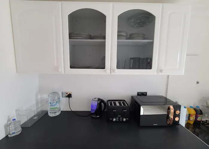 Roomz-Gatwick-London-Airport Parking-Travel Service
