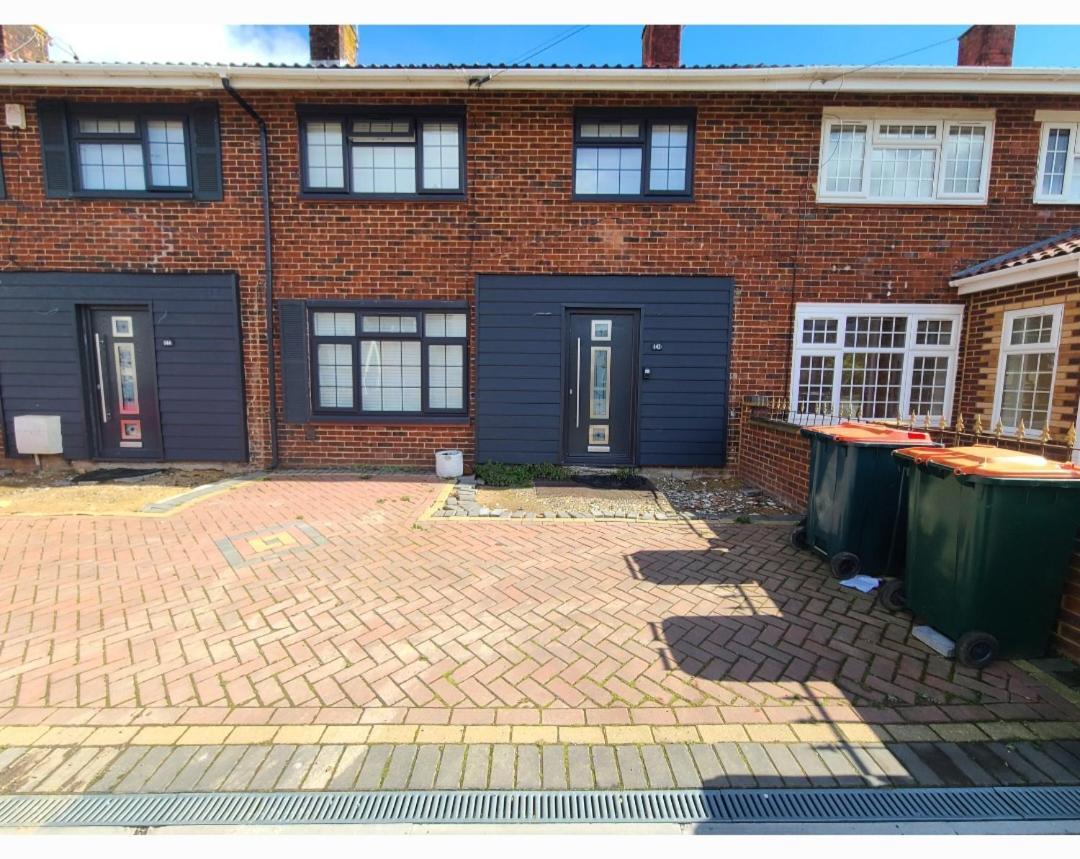 Roomz-gatwick-london-airport Parking-travel Service Ifield