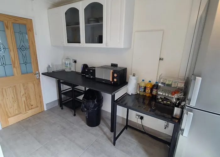 Roomz-Gatwick-London-Airport Parking-Travel Service