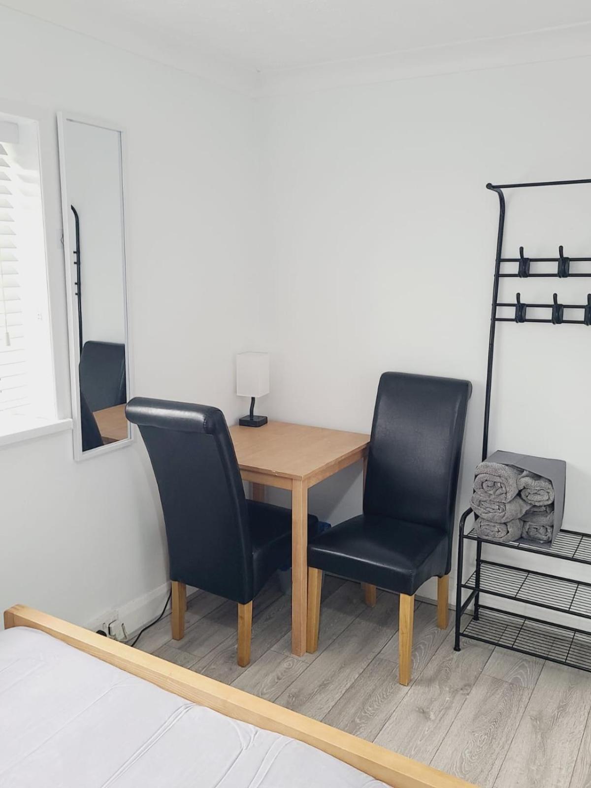 Roomz-gatwick-london-airport Parking-travel Service Проживание в семье Ifield