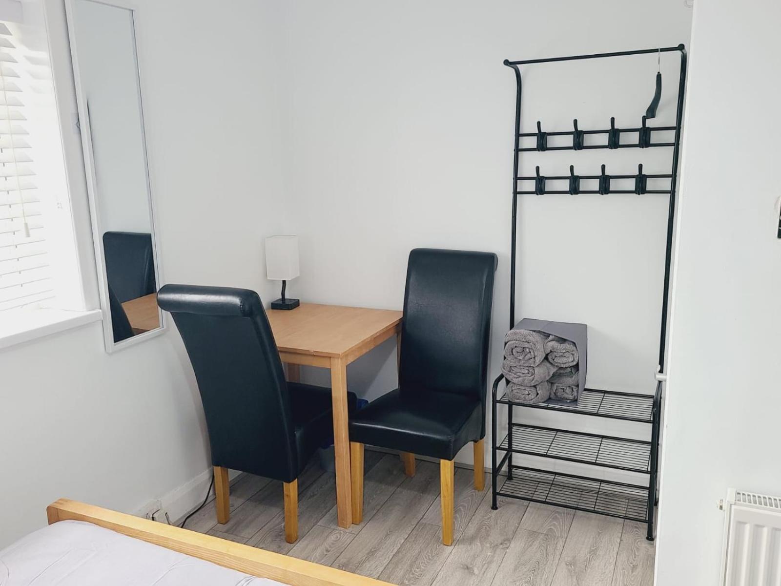 Проживание в семье Roomz-gatwick-london-airport Parking-travel Service Ifield