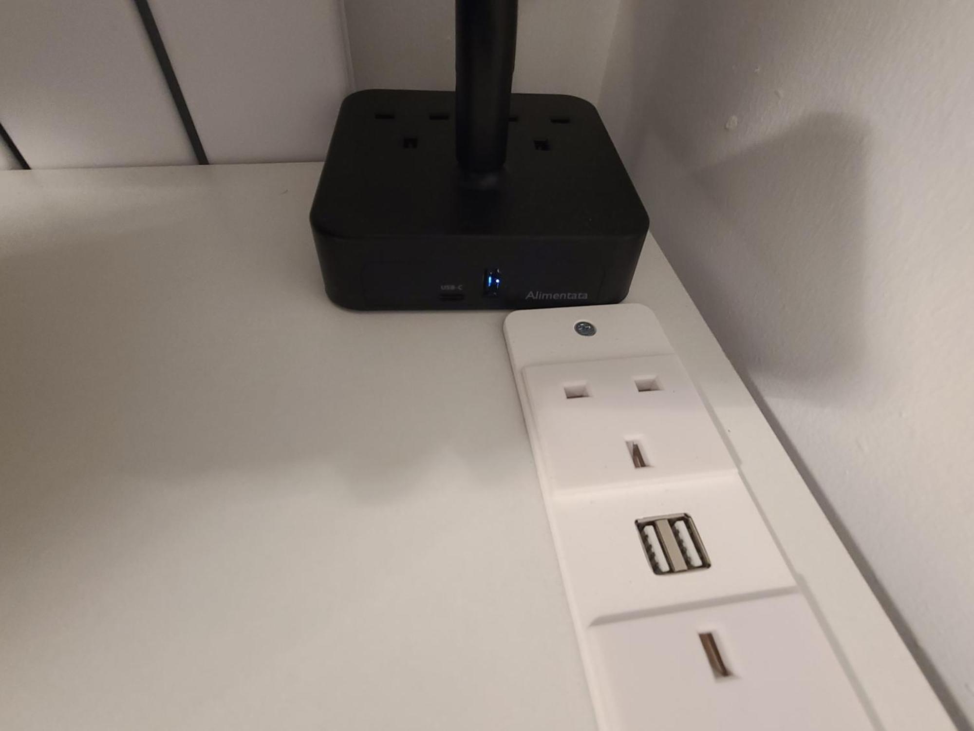 Проживание в семье Roomz-gatwick-london-airport Parking-travel Service *