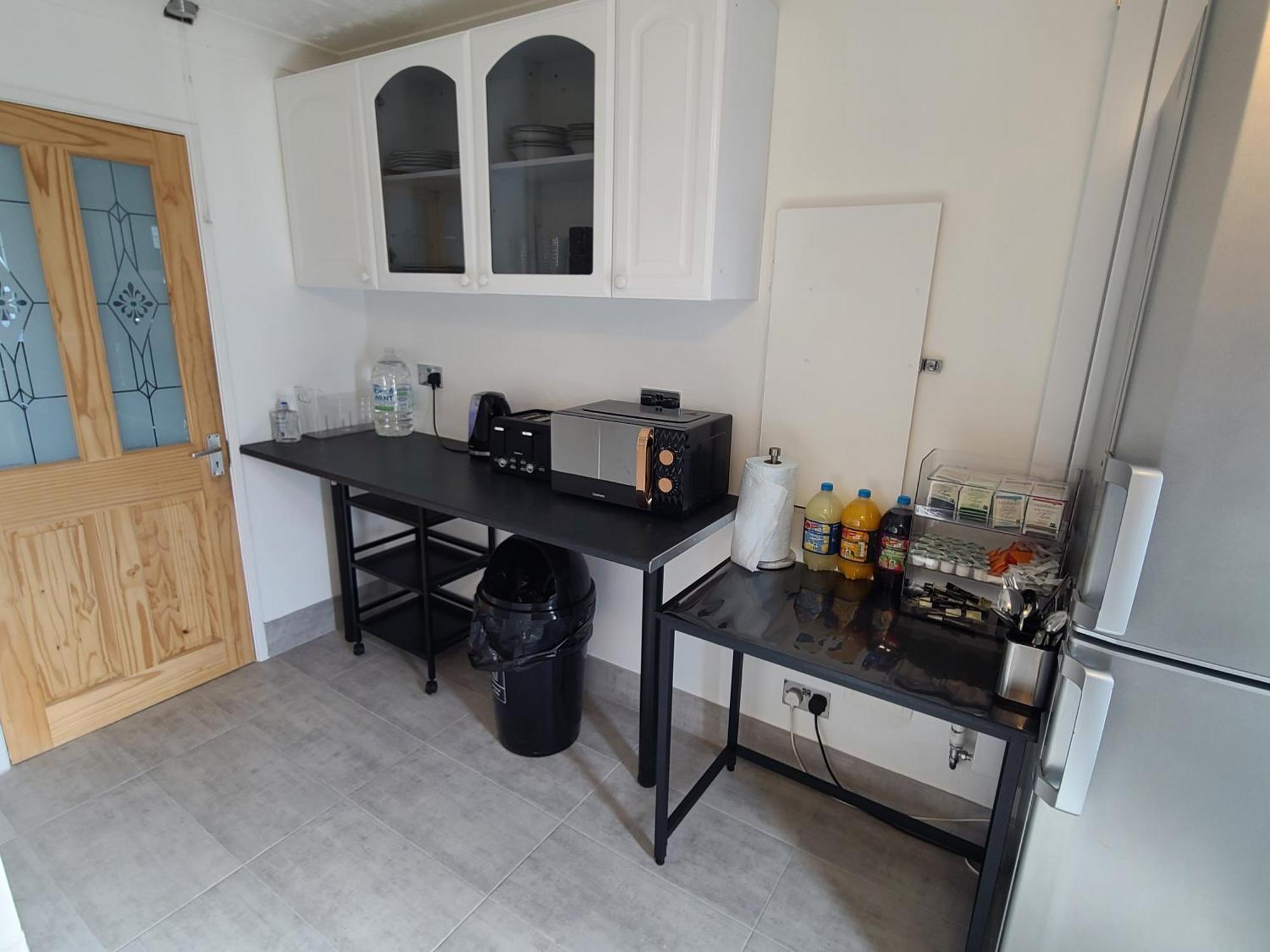 Roomz-gatwick-london-airport Parking-travel Service Проживание в семье Ifield