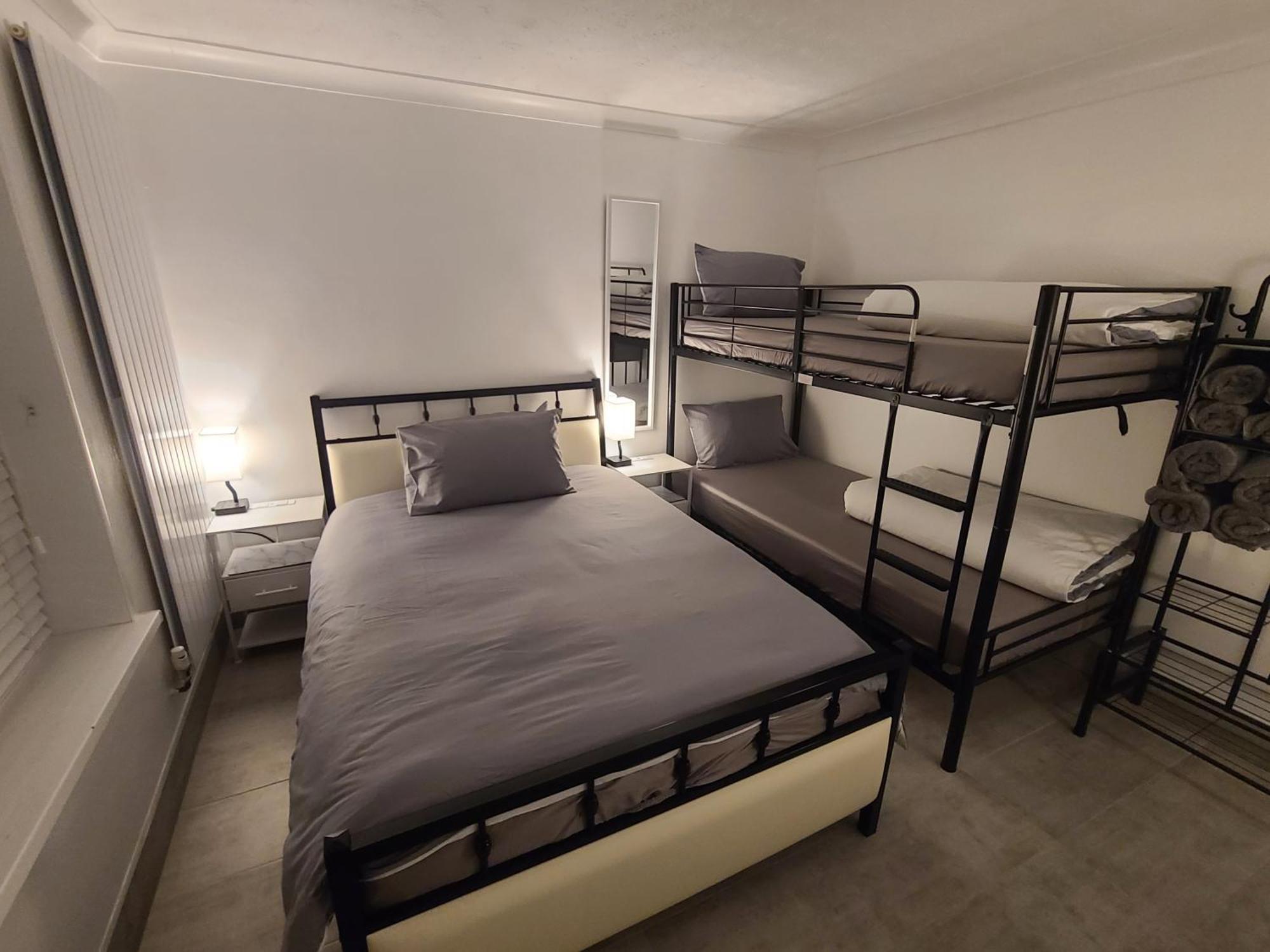 Roomz-gatwick-london-airport Parking-travel Service Проживание в семье